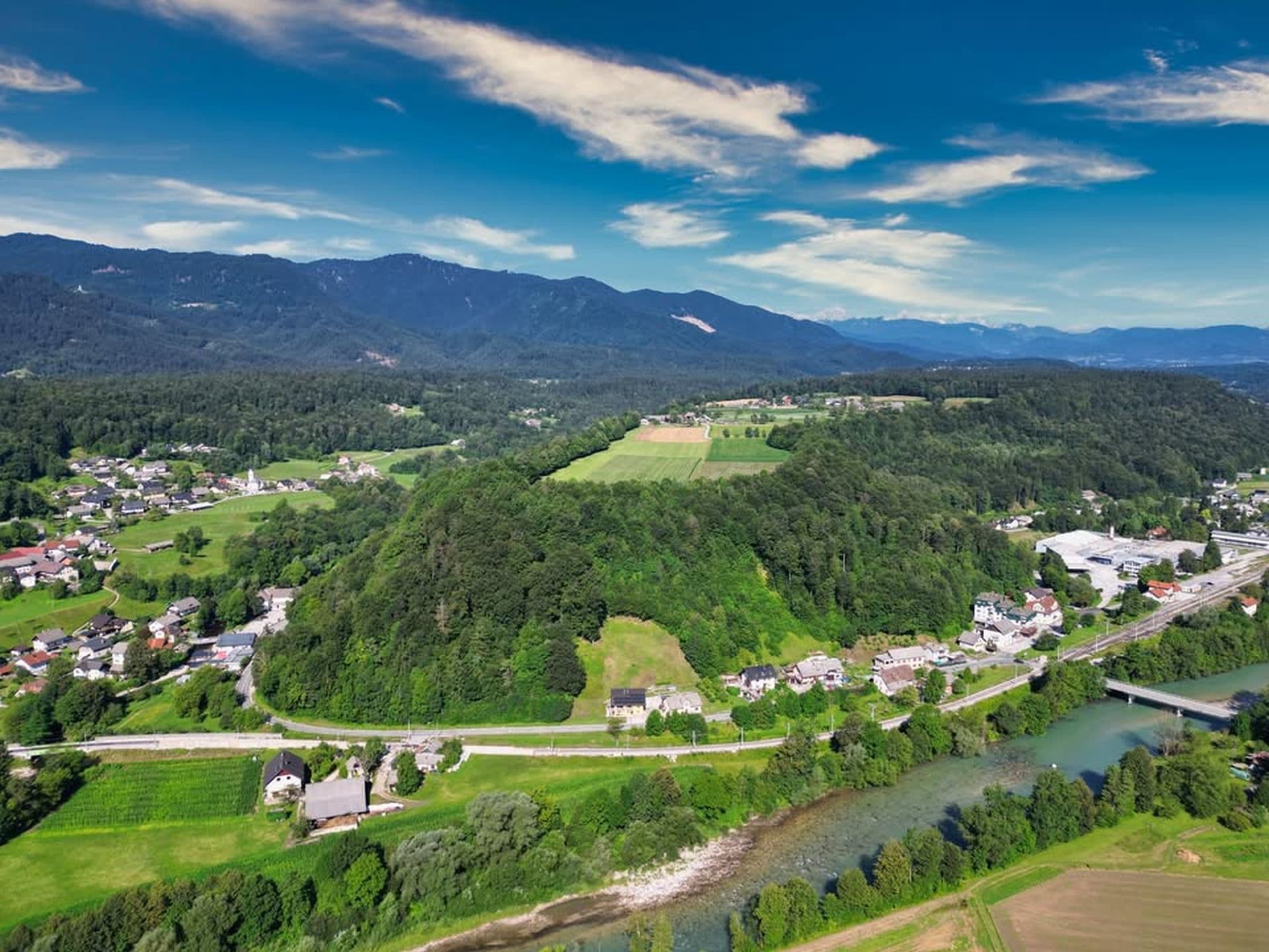 Panorama Podnarta — pogled na vas, hribe in reko Savo